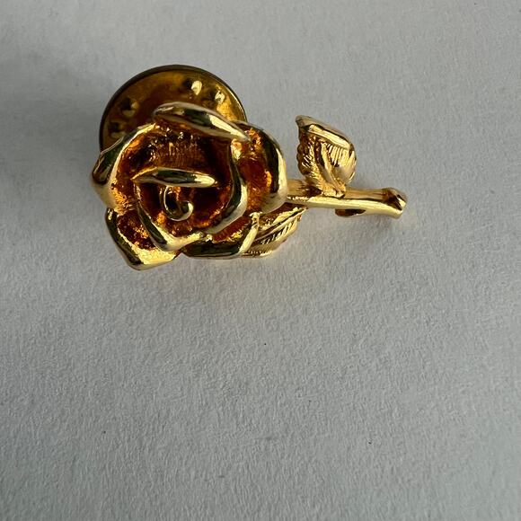🍭6/$30 Small Gold Tone Rose Pin - Picture 2 of 6